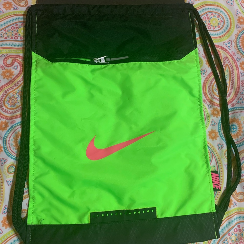 BRAND NEW NIKE DRAWSTRING BAG WITH TAGS